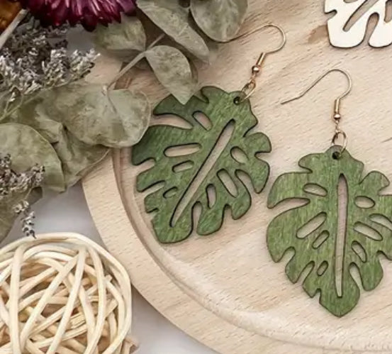 Wooden Monstera dangle earrings green