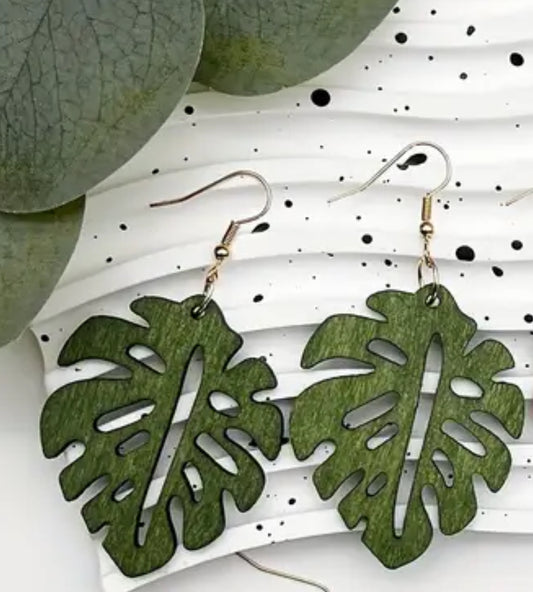 Wooden Monstera dangle earrings green